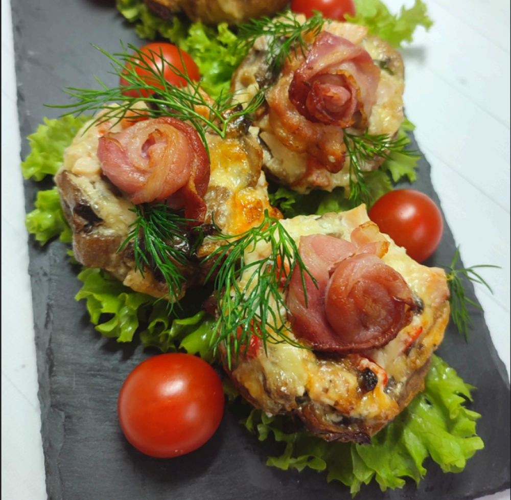 Шампиньоны с курицей и беконом, запечённые в духовке - фото1 Шампиньоны с курицей и беконом, запечённые в духовке - фото1