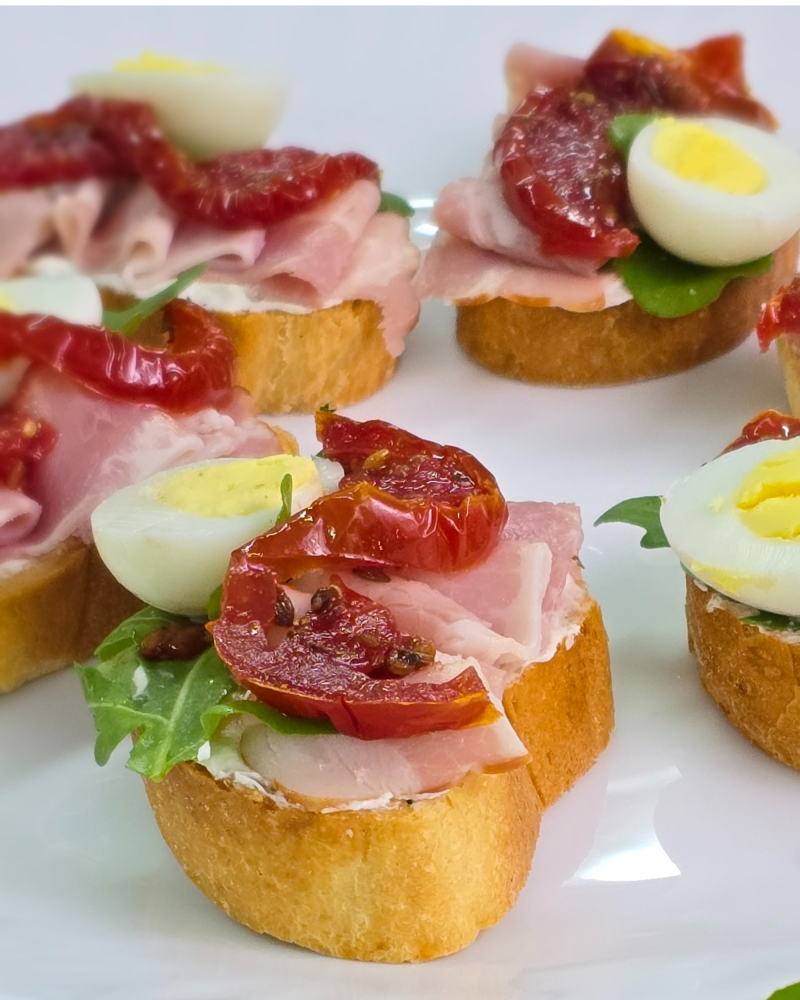 Брускетты с вялеными томатами и беконом - фото1 Брускетты с вялеными томатами и беконом - фото1