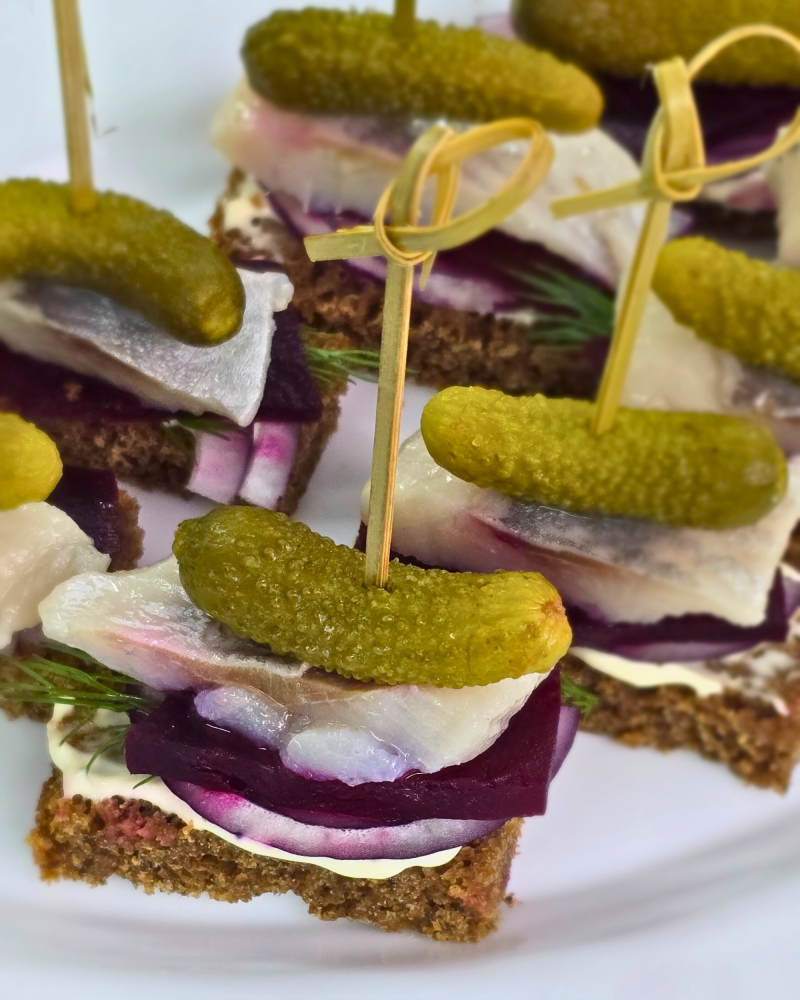 Канапе с сельдью и маринованным огурцом - фото1 Канапе с сельдью и маринованным огурцом - фото1