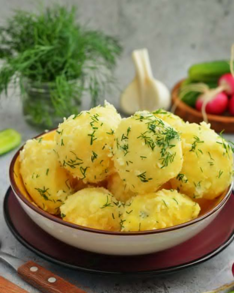 Картофель отварной со сливочным маслом с зеленью - фото1
