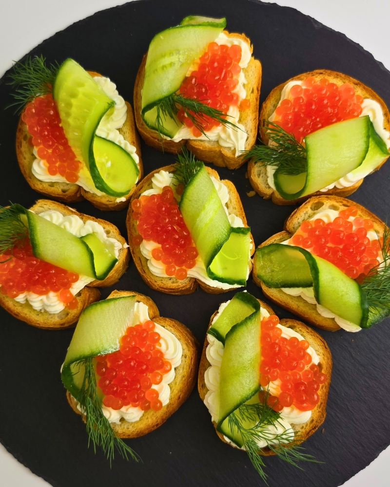 Брускетта с икрой и огурцом Брускетта с икрой и огурцом
