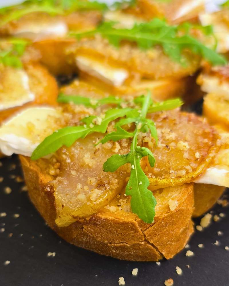 Брускетта с грушей и сыром Камамбер фото-2